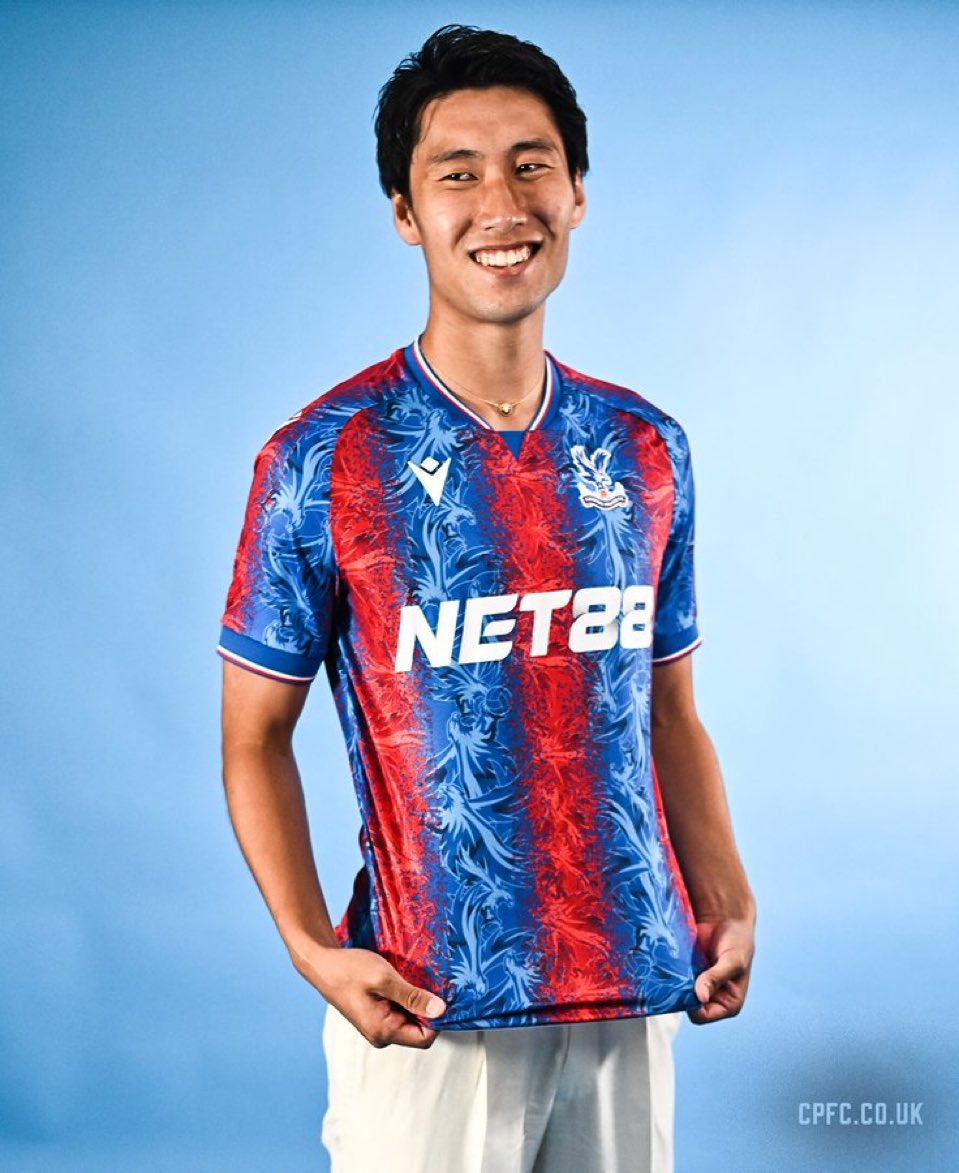 クリスタルパレスのユニフォームを着用した鎌田大地🇯🇵✨ 📸@CPFC