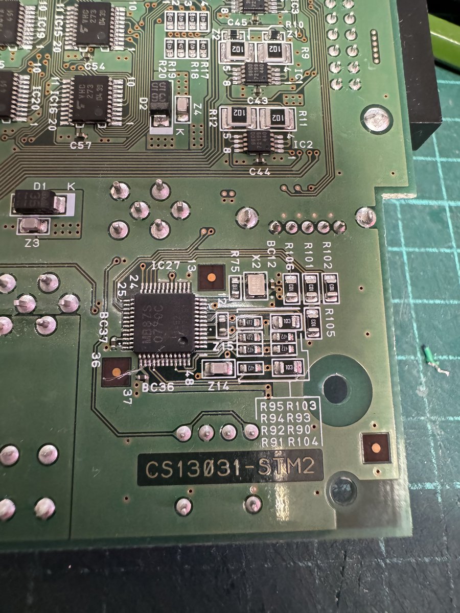 基板の型番と故障箇所(赤丸)です。 ここの信号が正しくないと警告が