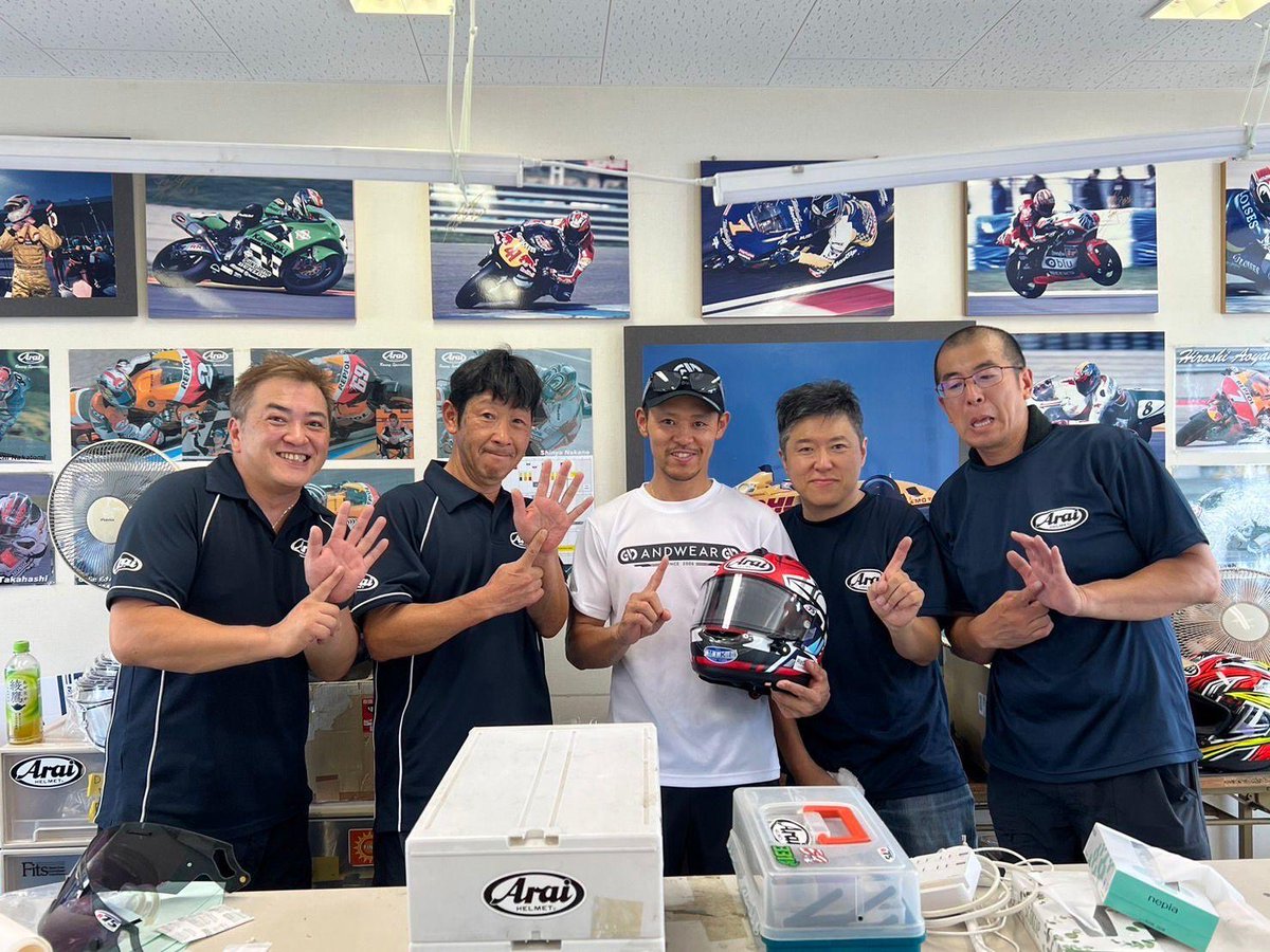 鈴鹿8耐の前人未到V6達成を飾った高橋巧選手。 軽量最強のPB-SNC2帽体