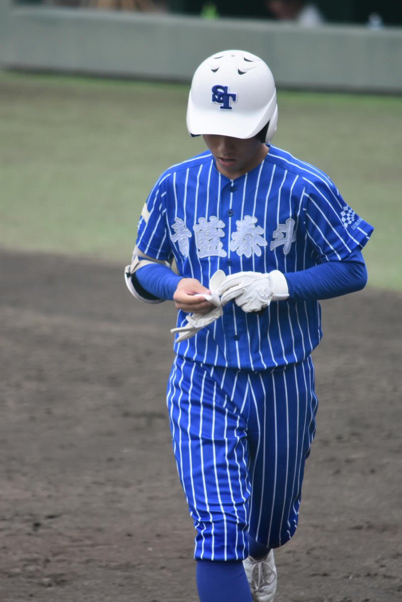 青藍泰斗のユニフォームが テイエステックみたいな上下青のストライプ