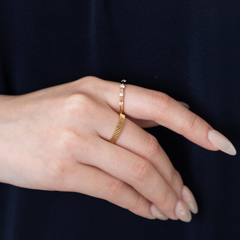 キラリと輝くダイヤモンドと美しく磨き上げられた地金