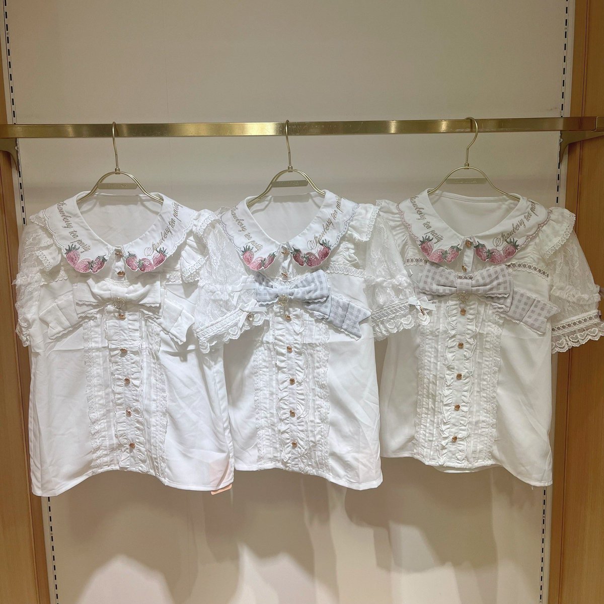 ❤︎ 𝐋𝐈𝐙 𝐋𝐈𝐒𝐀 近鉄Pass'e店 ❤︎ #ストロベリー刺繍ブラウス