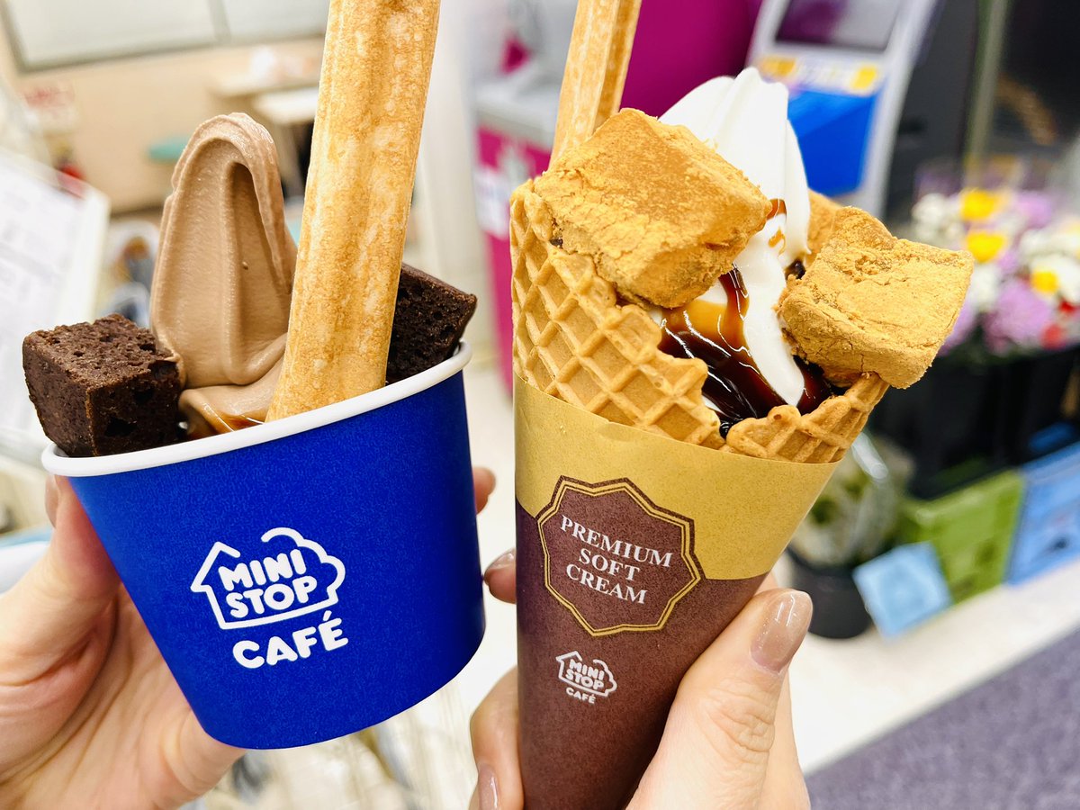 夕食後、ミニストップでデザート🥰 私は黒糖きな粉もちソフト、ムスメ