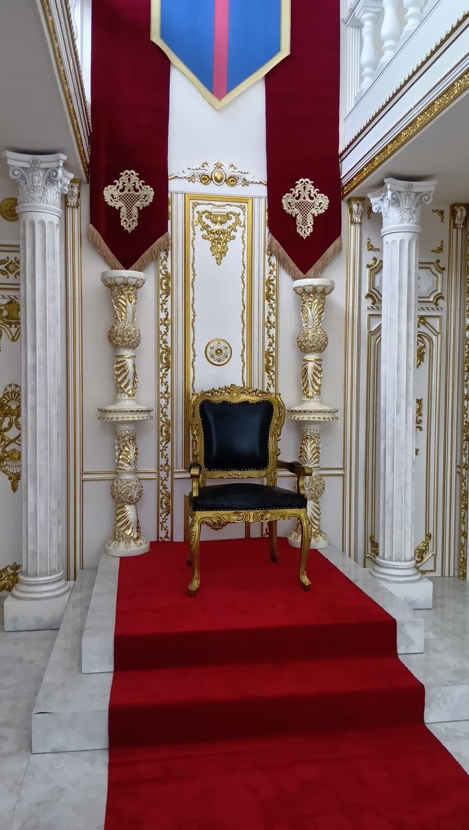 玉座台を二段にし、先日皇帝像が鎮座していた金の柱を左右に置くと壁の