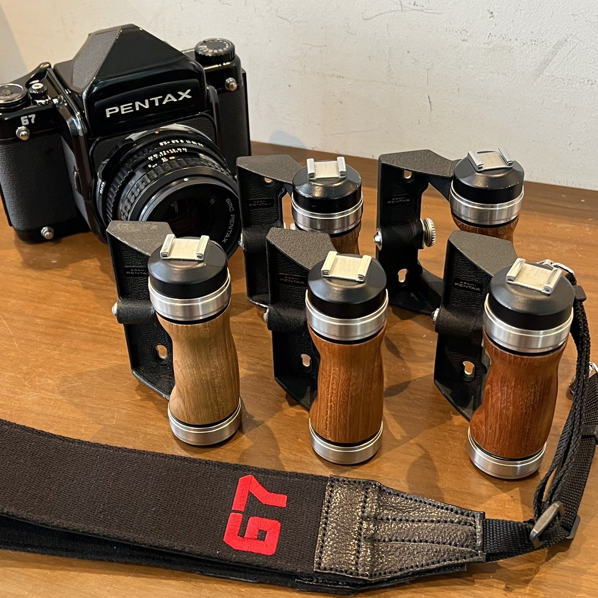 おはようございます☀ 本日も営業開始です。 ペンタ67はストラップの