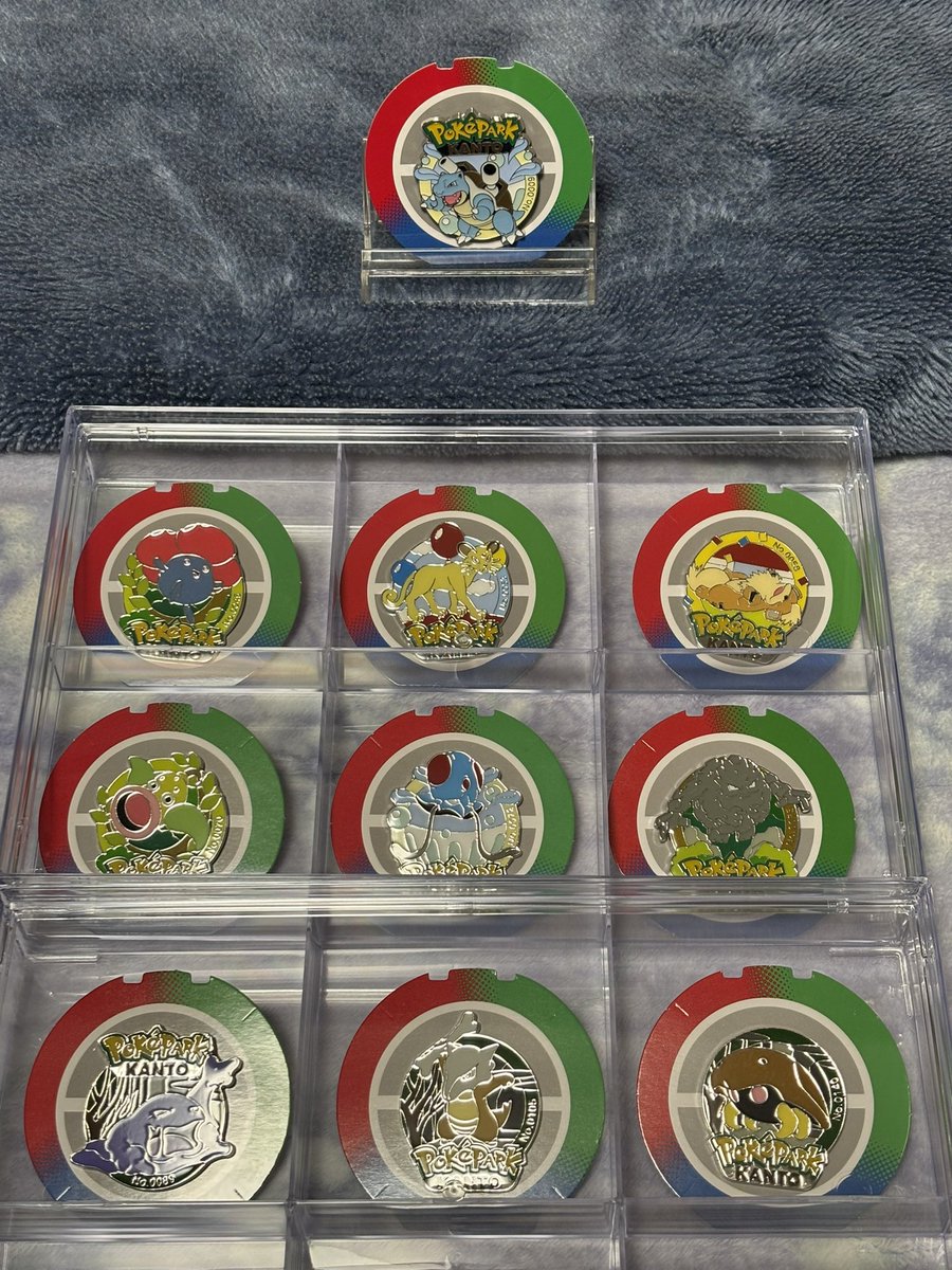 ポケパークのピンズ用にスタンドとケースを買ってきた。なかなかいい感じ。