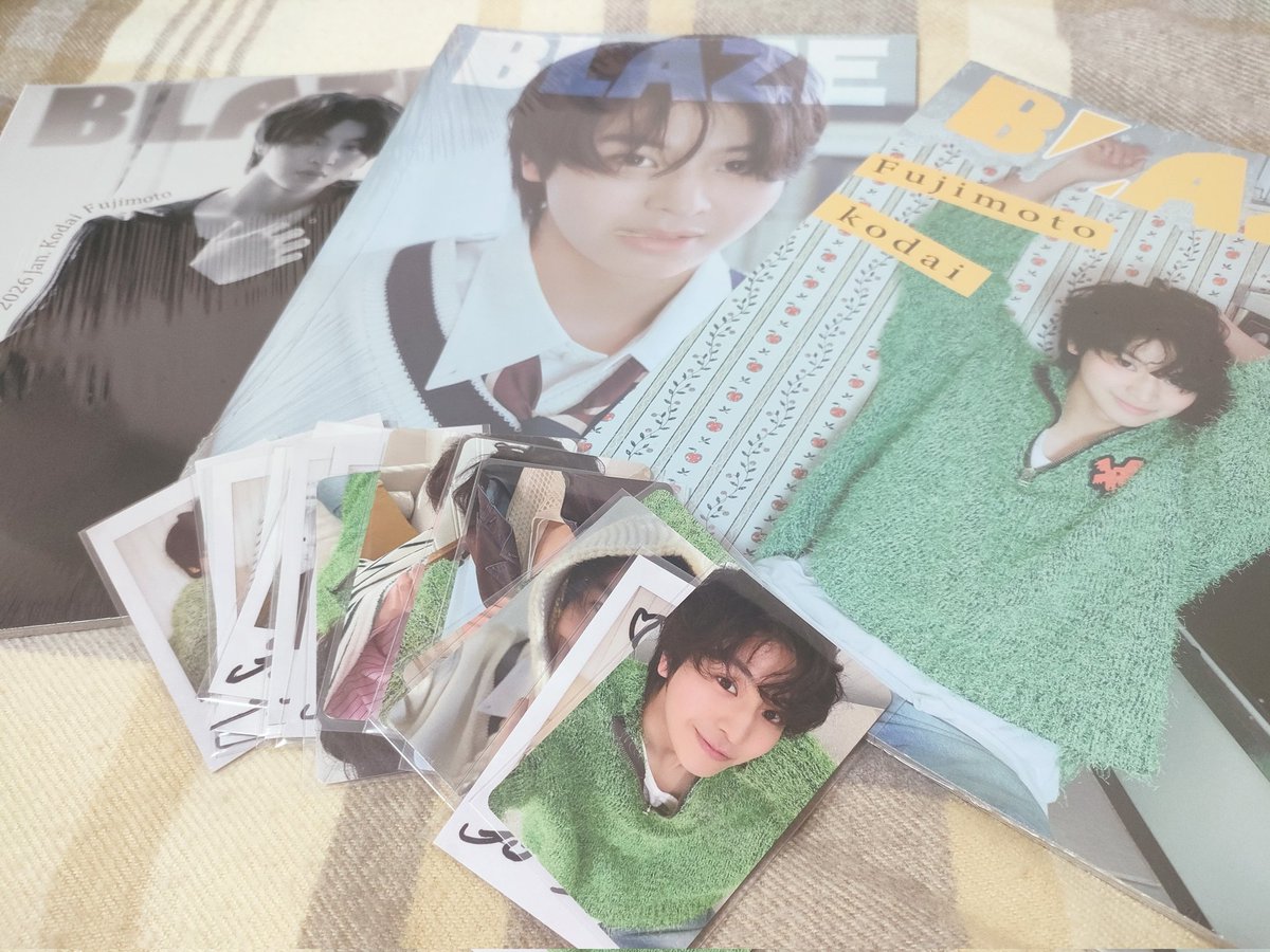 BLAZE届いたんやけど、まずこんなにもサイン入りチェキ入ってて良い