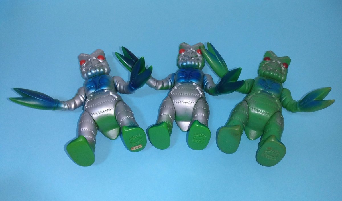 足裏にはブルマァクの刻印入り。左端の25周年記念版のみ【BANDAI 1991