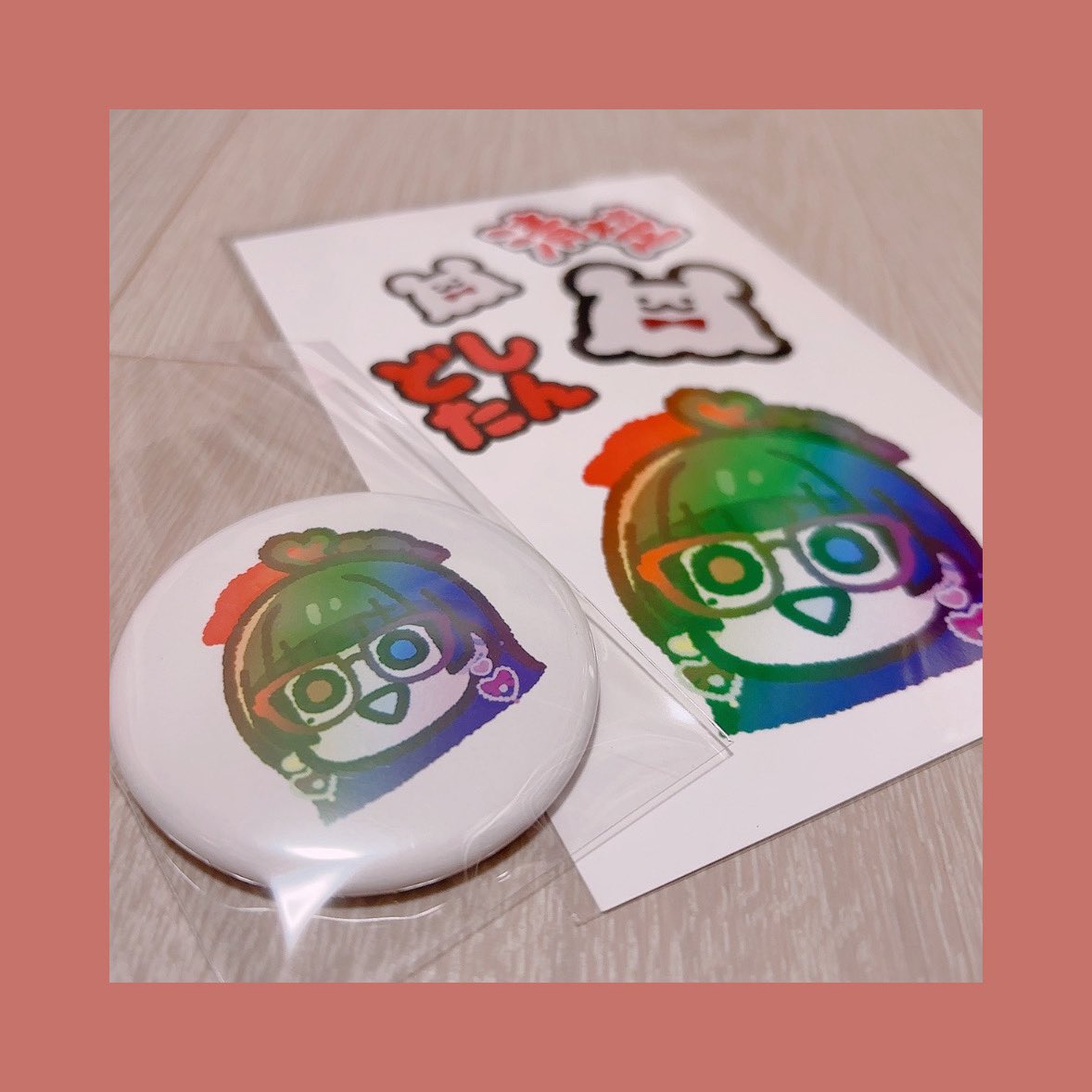 告知】 明日の12:00に缶バッジとサイン入りポストカードのセットを10個