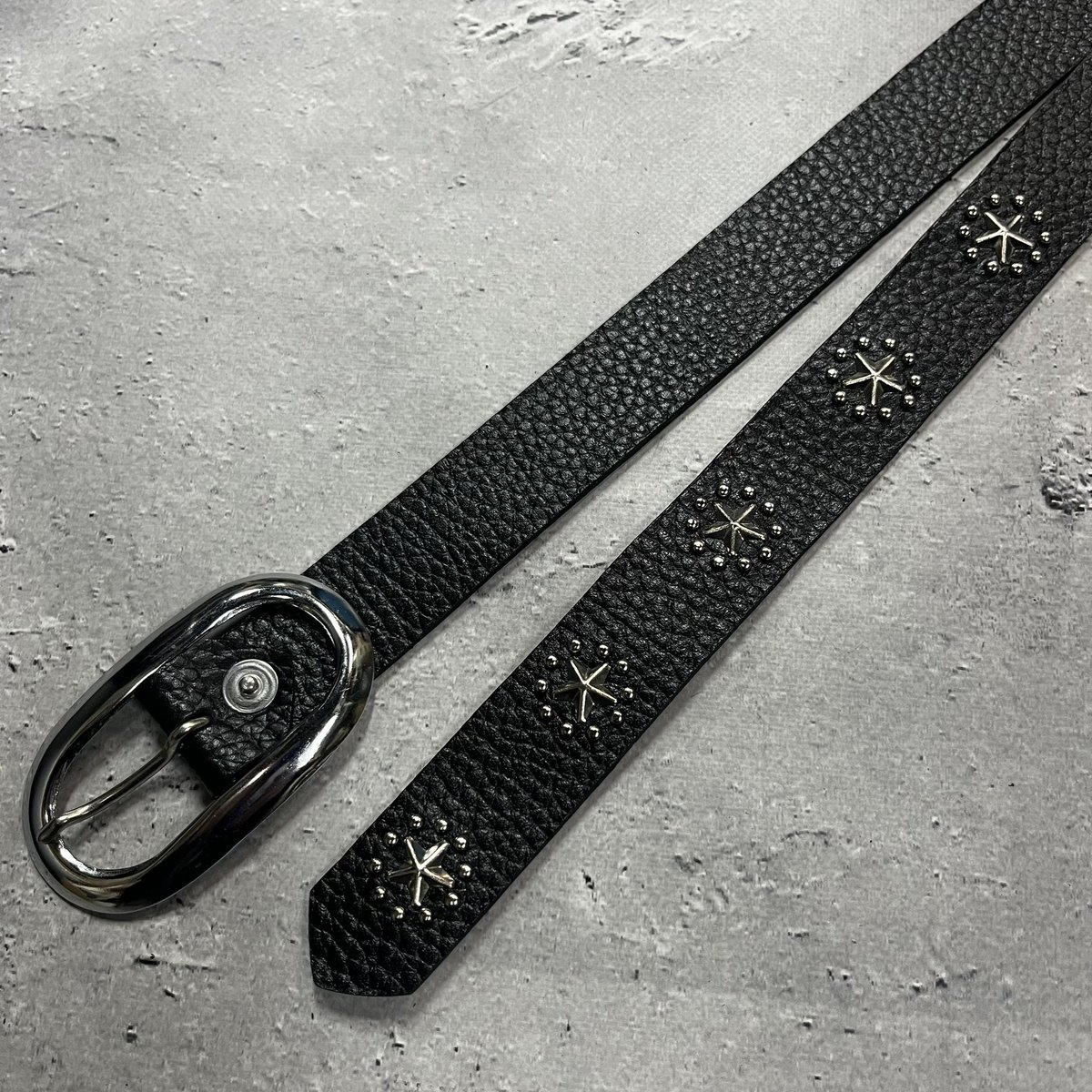 新作の本革で仕立てたサークルスターモチーフのスタッズを使用した24