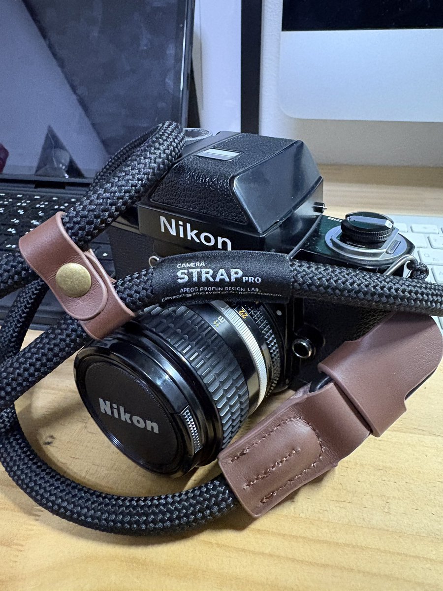Nikon F2用にストラップ買ってみた。皮のカバーが良い感じ😊