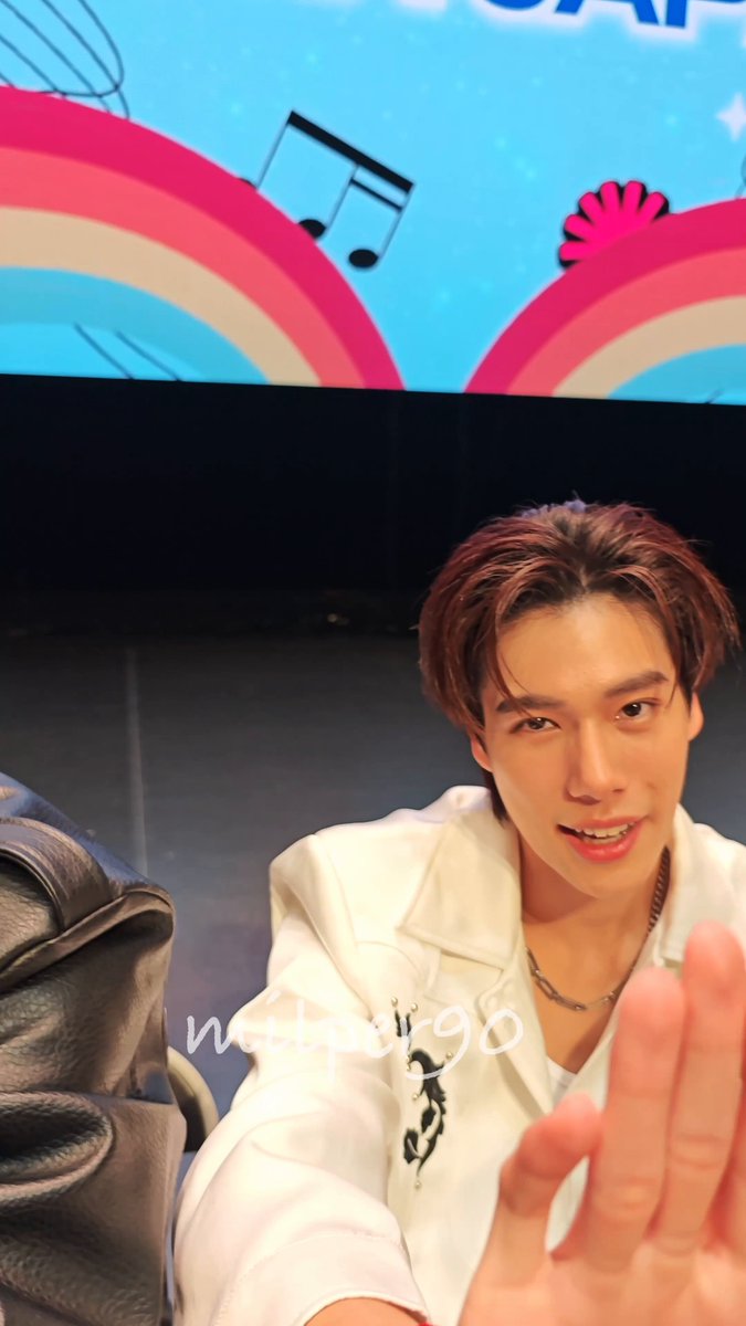 🧏🏻‍♀️:Phuwin~ เก่งมากค่ะ 🐼: ขอบคุณครับ 公演後に最終グループ