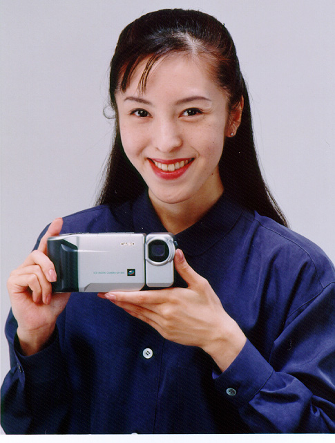 カシオ、2焦点レンズ搭載のデジタルカメラQV-300を発表