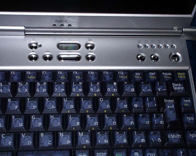 NEC、3ウェイ6スピーカーとスロットインDVDを搭載した「LaVie S」