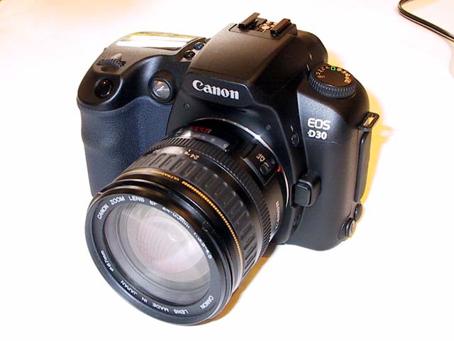 キヤノン、EFレンズが使用できる本格一眼レフデジタルカメラ「EOS D30」