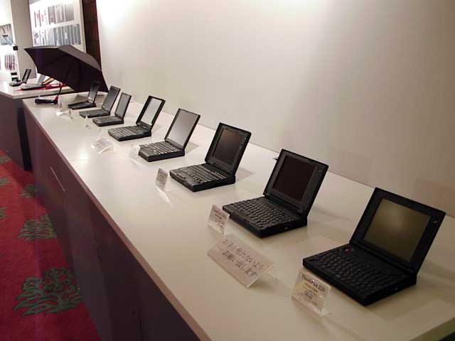 IBM、ピアノ調ボディのサブノート「ThinkPad i s30」