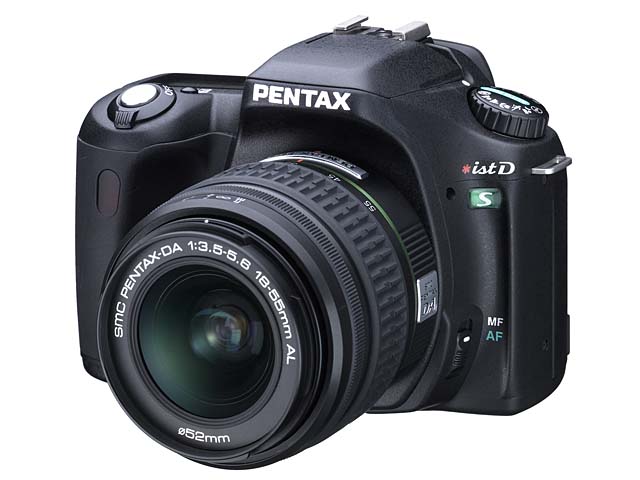 ペンタックス、実売10万円を切るデジタル一眼レフ「*ist Ds」