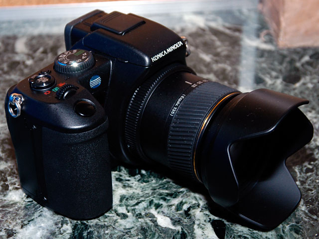 コニカミノルタ、手ぶれ補正付き光学7倍ズーム機「DiMAGE A200」