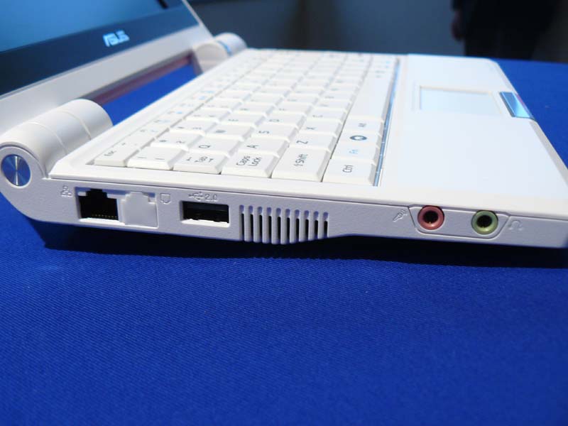 ASUSTeK、5万円を切る小型モバイル端末「Eee PC」発表会