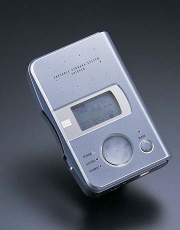 飛鳥、CFスロットを装備した20GBポータブルストレージ