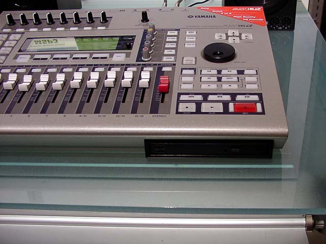 ヤマハ、CD-RW内蔵のオーディオワークステーション