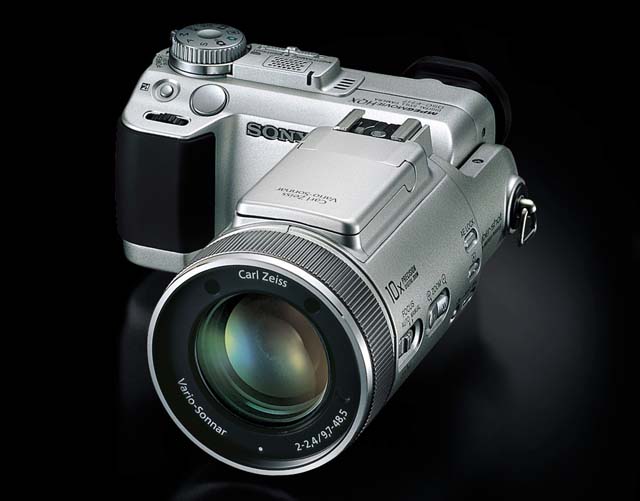 ソニー、500万画素CCD/光学5倍のサイバーショット最上位モデル「DSC-F717」