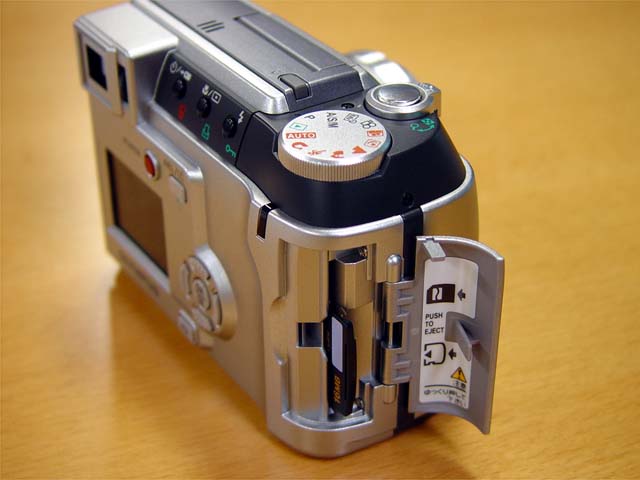 オリンパス、xD-Picture Card対応の光学10倍ズーム機「CAMEDIA C-730