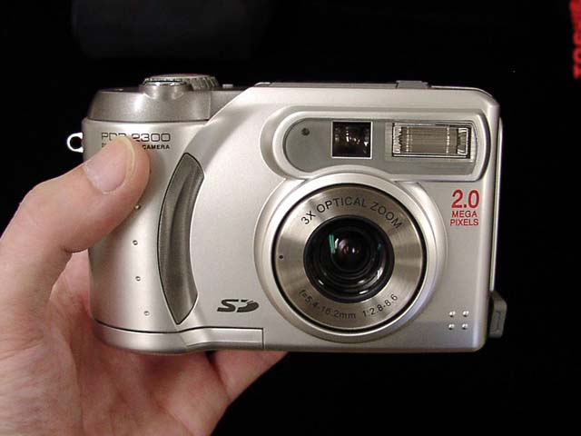 東芝、タッチパネルつきデジカメ「sora」の324万画素モデル