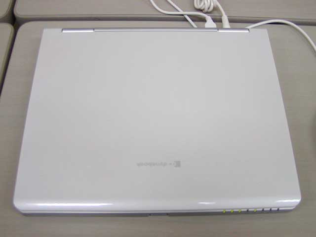 東芝、新デザイン採用の2スピンドルノートPC「dynabook C7」