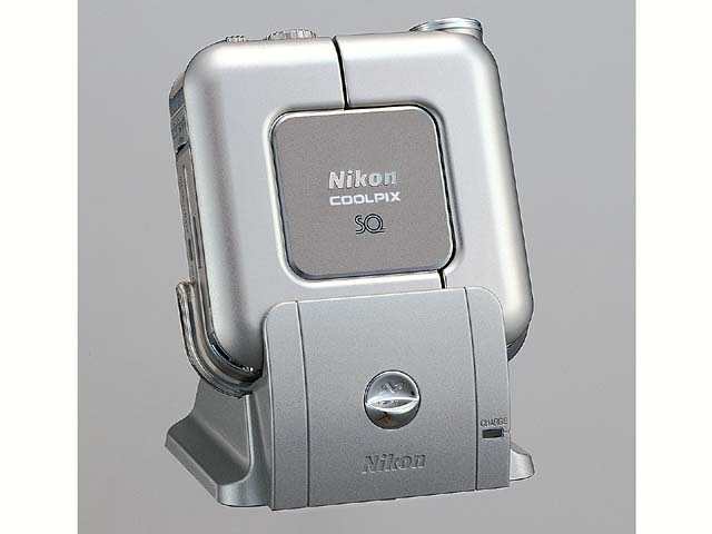 ニコン、薄型スイバルデジカメ「COOLPIX SQ」