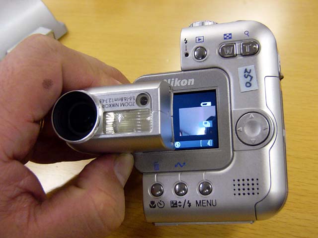 ニコン、薄型スイバルデジカメ「COOLPIX SQ」