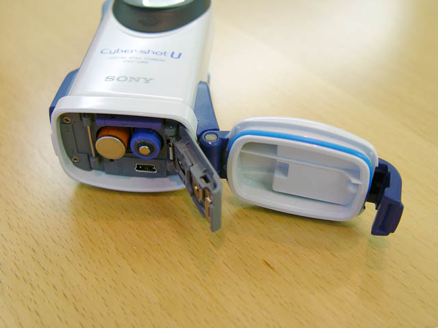 ソニー、水深1.5mで撮影可能な「サイバーショットU DSC-U60」