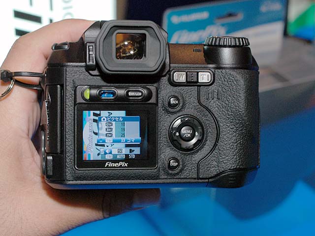 富士フイルム、光学10倍ズーム搭載コンパクト機「FinePix S5000」