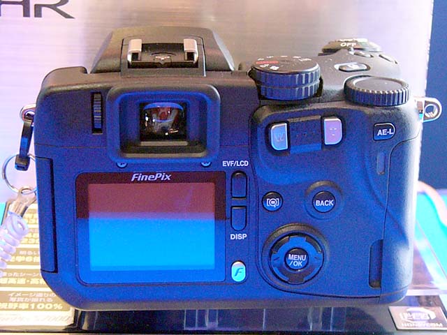 富士フイルム、一眼スタイルデジカメ「FinePix S7000」