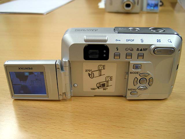 ペンタックス、実売3万円でフレキシブル液晶を搭載した「オプティオ33LF」