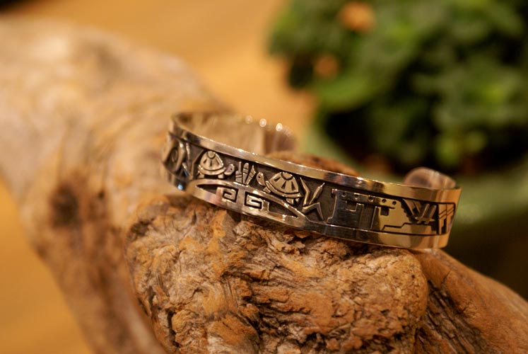 ホピ族(スパーキー・マサイェステワ)バングル : 神戸元町セレクト