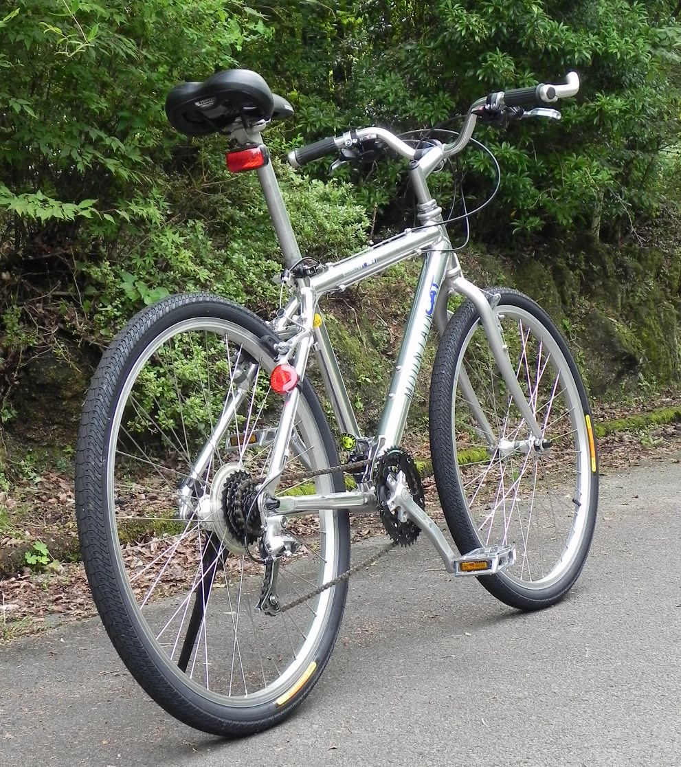 Panasonic Mountain Cat : 自転車はどれも銀色