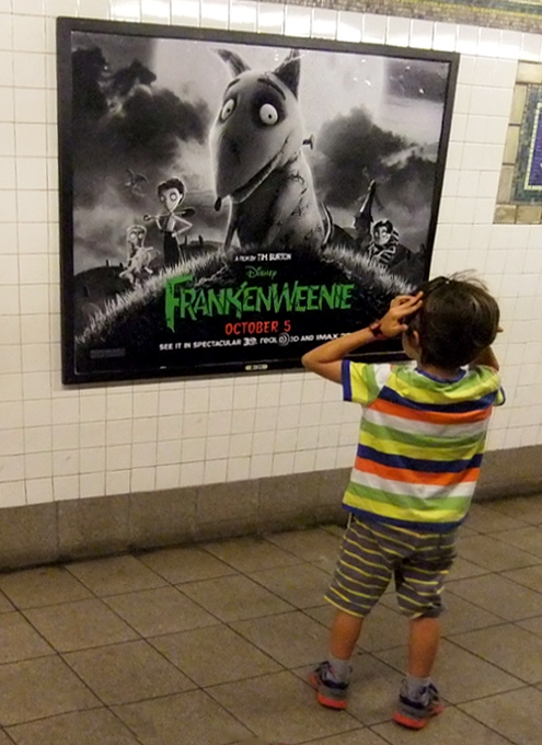 ティム・バートン監督の「フランケンウィニー」のポスターがNYに登場中