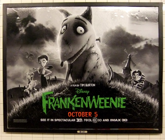 ティム・バートン監督の「フランケンウィニー」のポスターがNYに登場中
