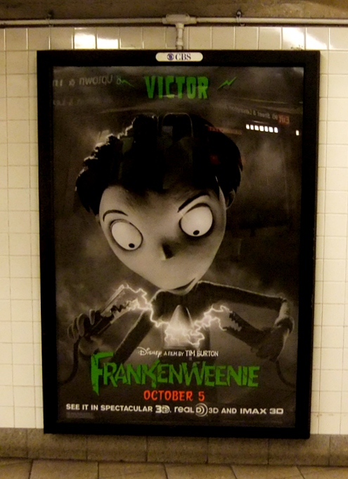 ティム・バートン監督の「フランケンウィニー」のポスターがNYに登場中