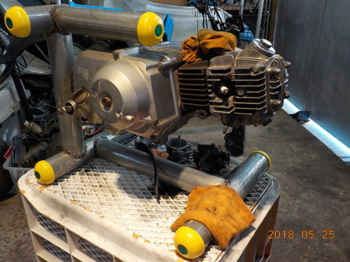 整備効率アップに切り捨て単管でエンジンスタンド製作 : 原点回帰