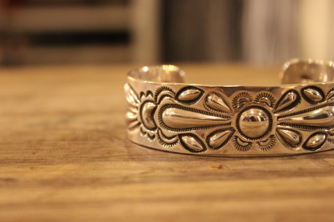 唯一無二の筆記体のホールマークが入る「RAY ADAKAI」の作品をご紹介