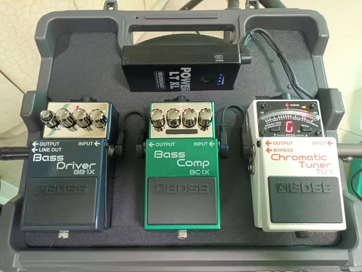 シンプルなベース用エフェクターボード : とある広東省深センより