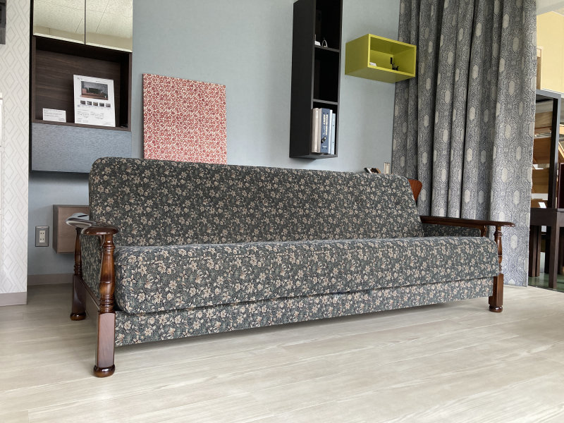 美品中古】コロニアルソファベッド YC6053FK -カリモク家具- が入荷