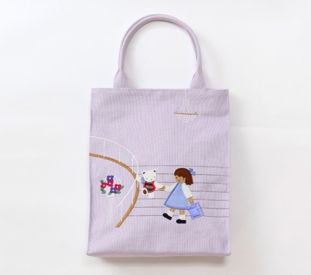 宝塚歌劇とファミリアがコラボ！ スミレ色の観劇用バッグも「買わない