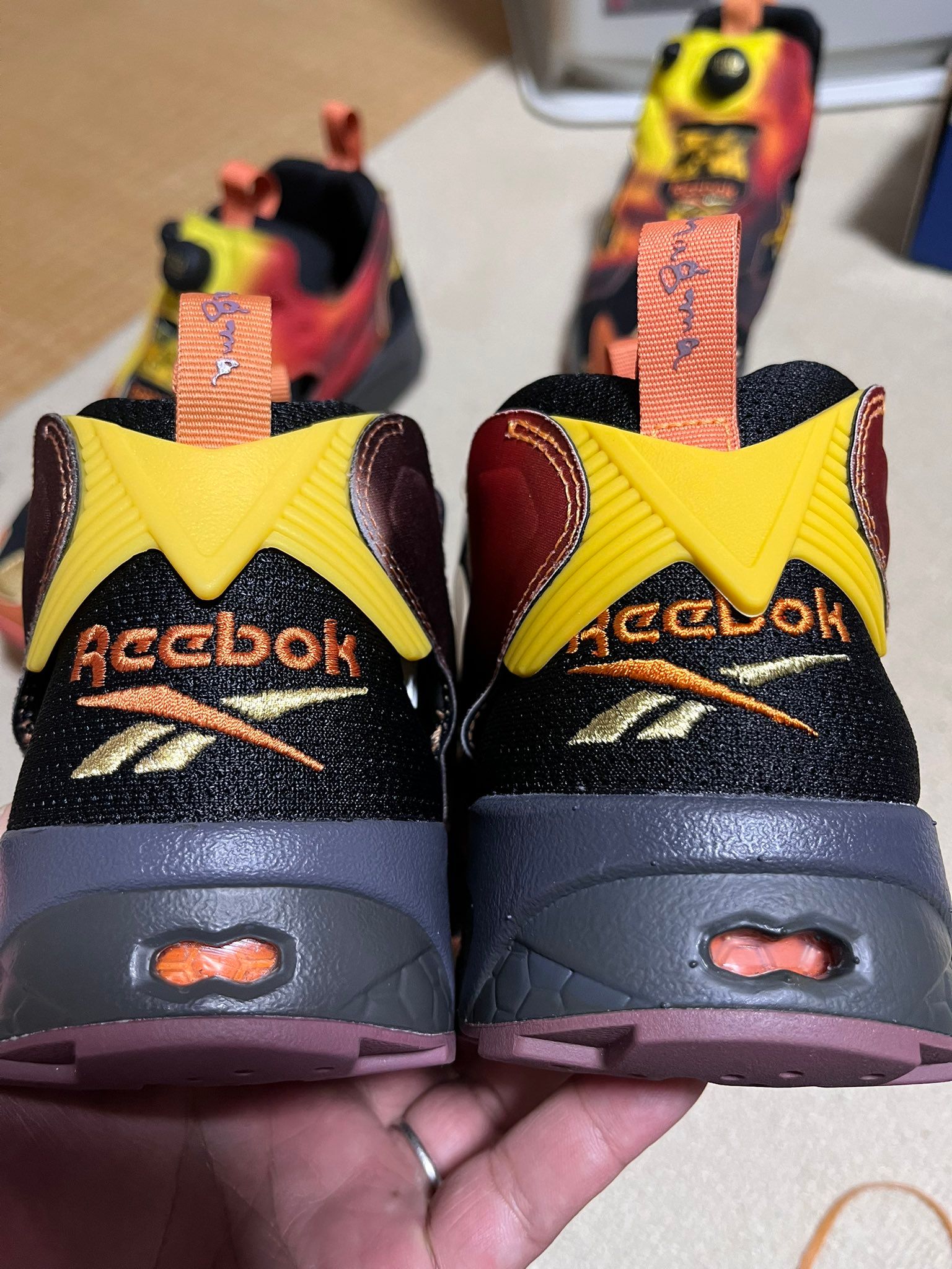 リーボック、B'z稲葉浩志コラボスニーカー製法不良を謝罪「大変申し訳