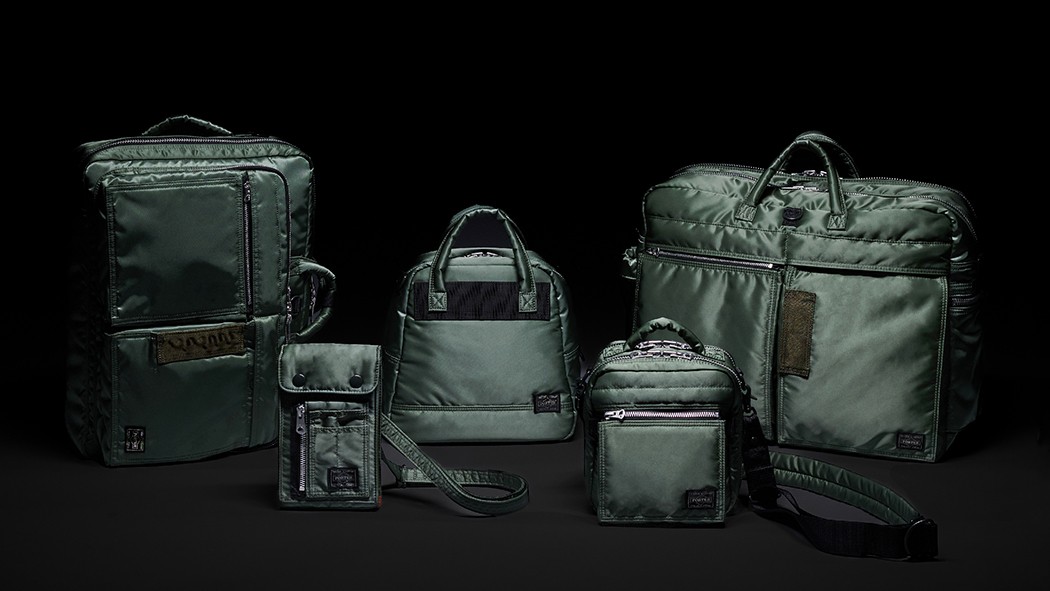 PORTERの代名詞である「TANKER」をベースに、特別な配色や高い機能性と