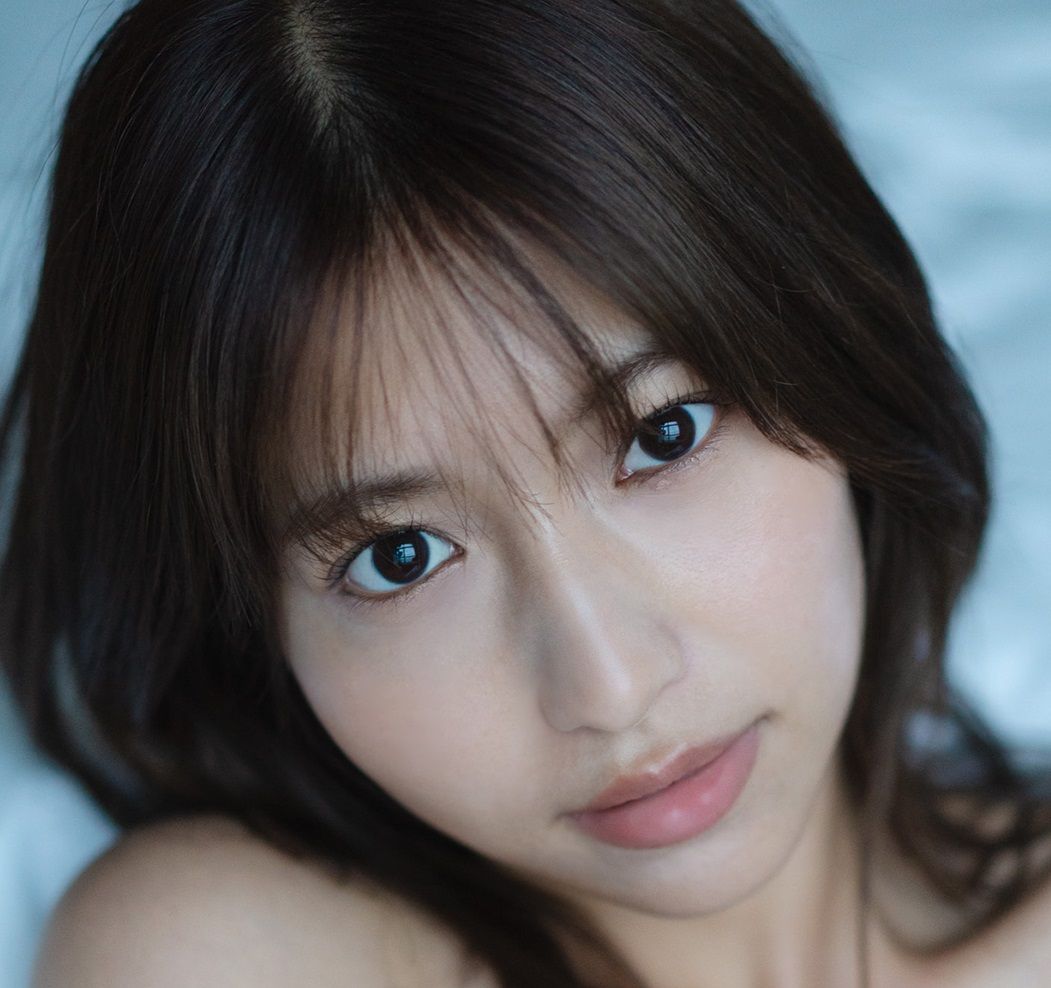 写真集カット】HKT48卒業の山下エミリーさん ランジェリーや水着で素肌