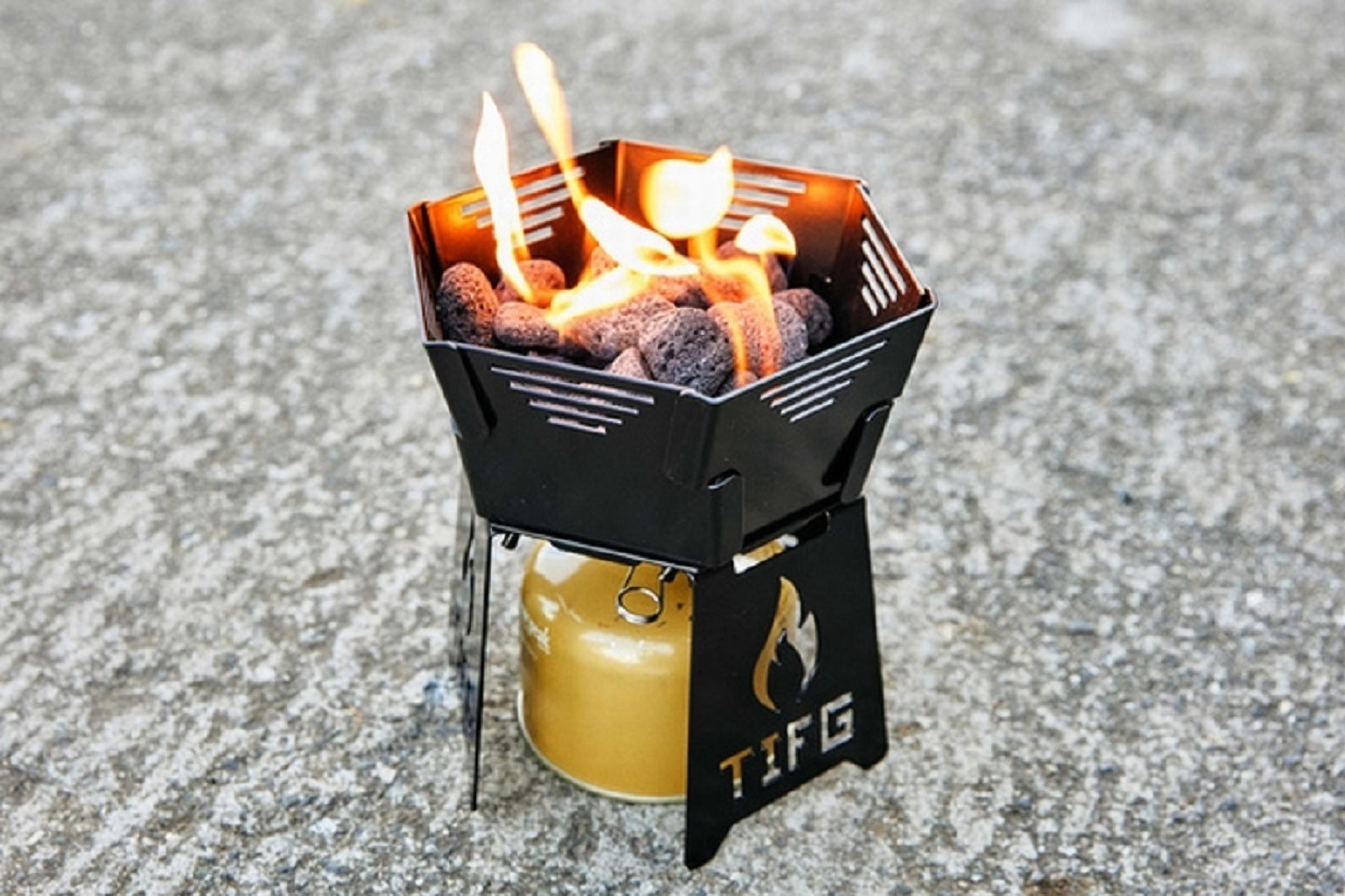 1秒着火の新感覚焚き火台で、家の中でも炎の癒しを【THE IRON FIELD