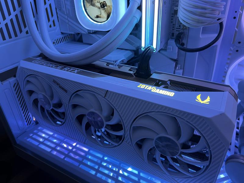 Zotac NVIDIA GeForce RTX 5080 SOLID White Overclocked Triple Fan